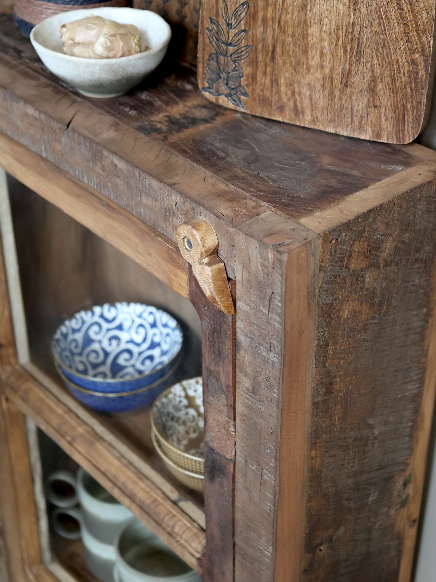 WENDI, kleine schmale Vitrine Altholz - cosmali-shop.de