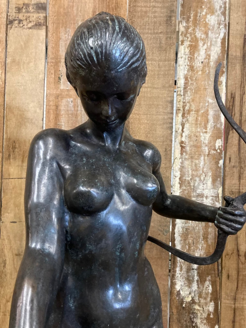 Bronze Skulptur "Lady Diane mit Hund"