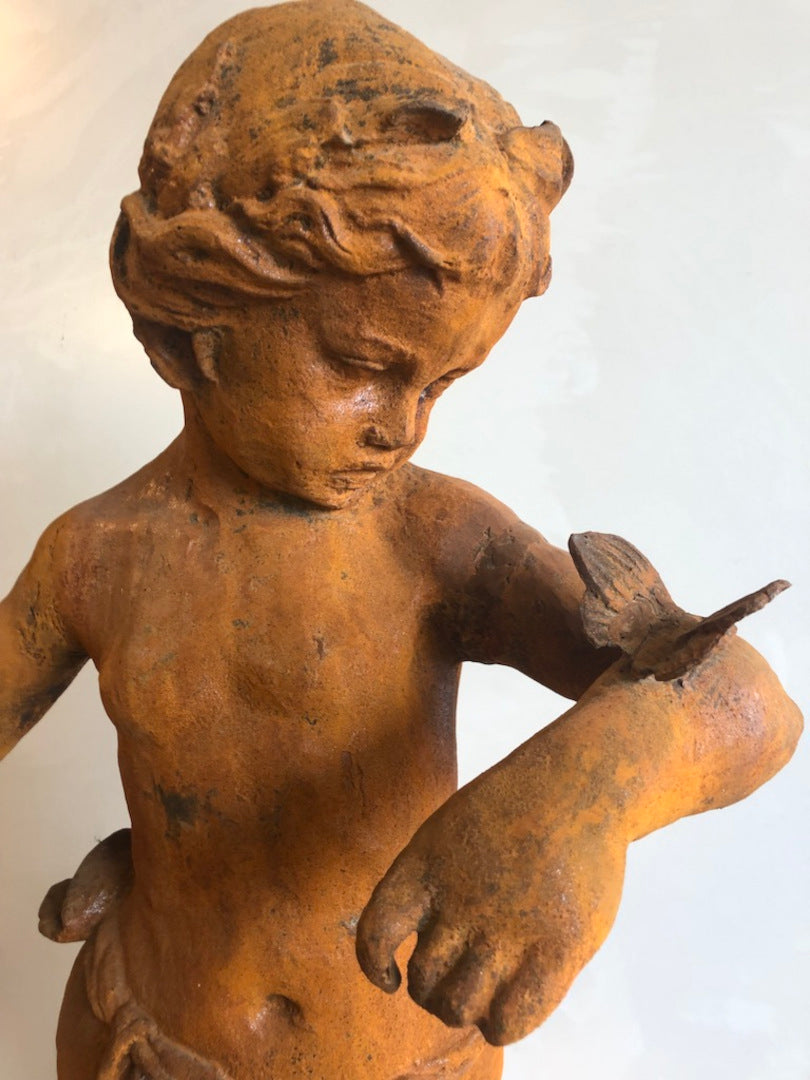 Gartenskulptur "Junge mit Schmetterling"