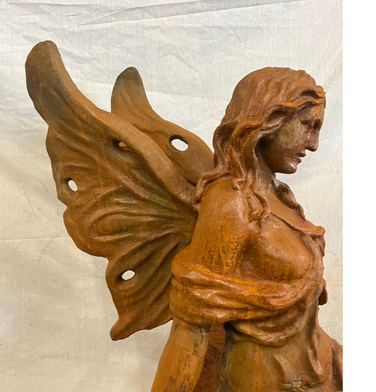 Skulptur Gusseisen "Engel mit Schmetterling" antik rostig - cosmali-shop.com