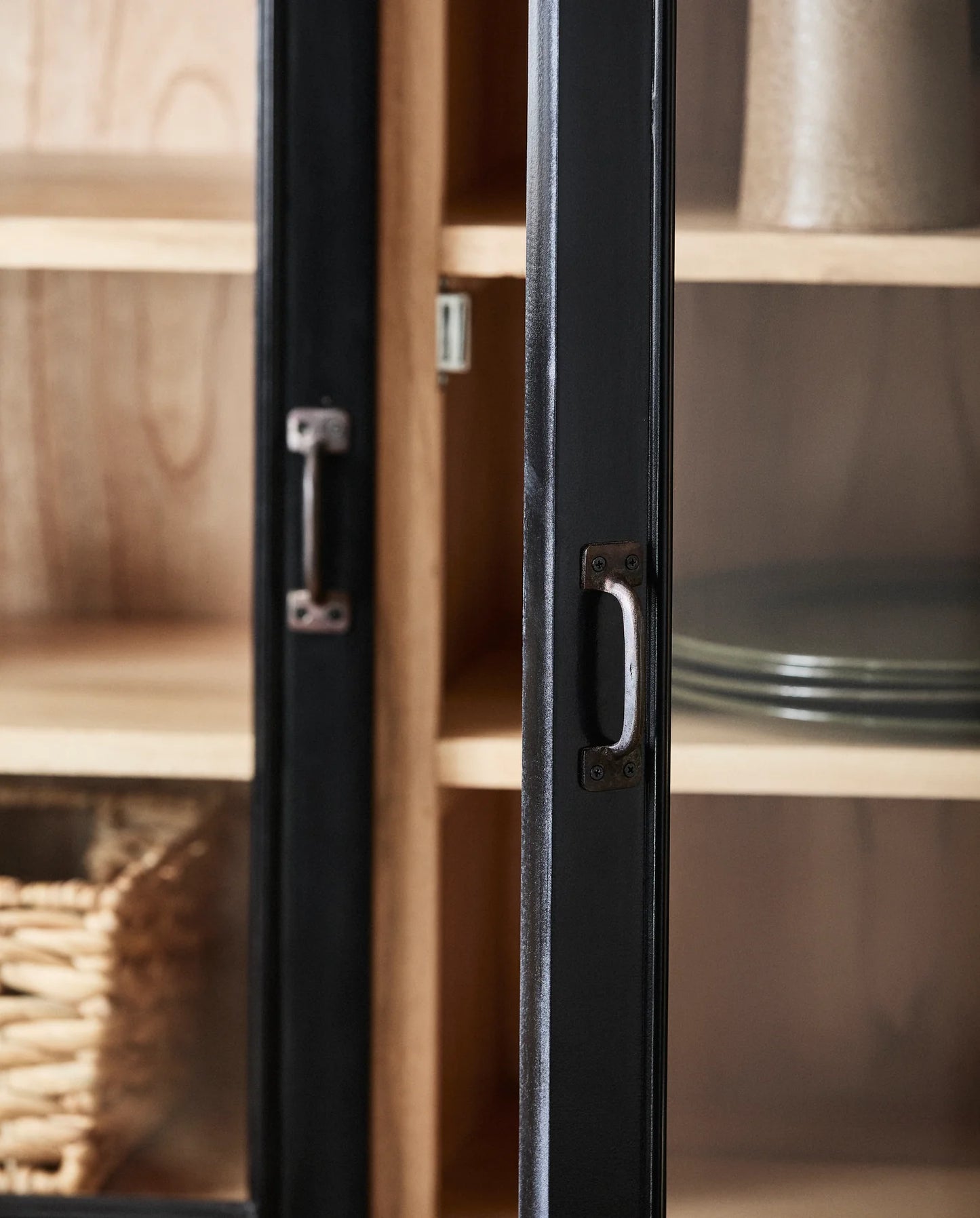 Große Holz Vitrine MAJA in schwarz-natur - cosmali-shop.com