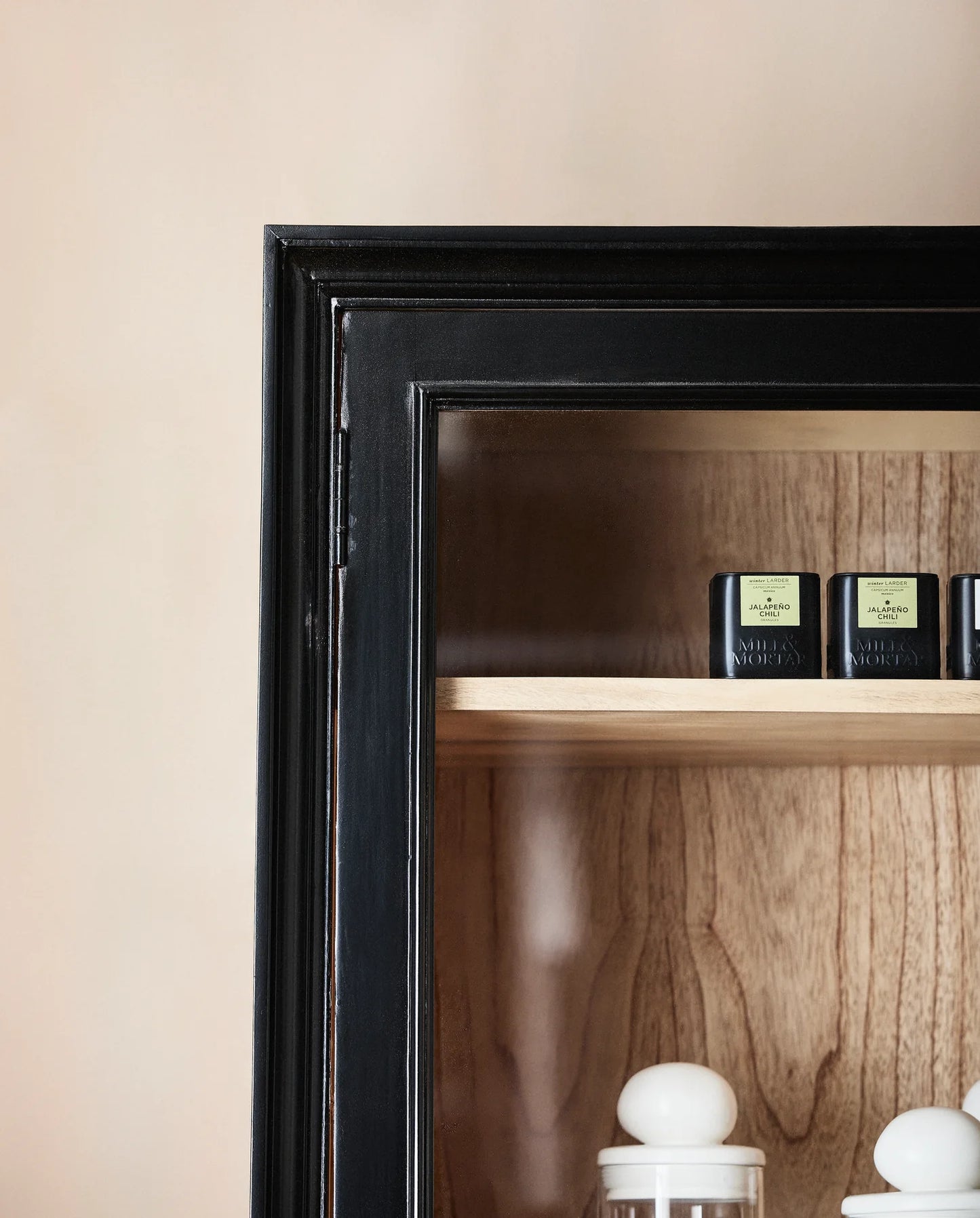 Große Holz Vitrine MAJA in schwarz-natur - cosmali-shop.com