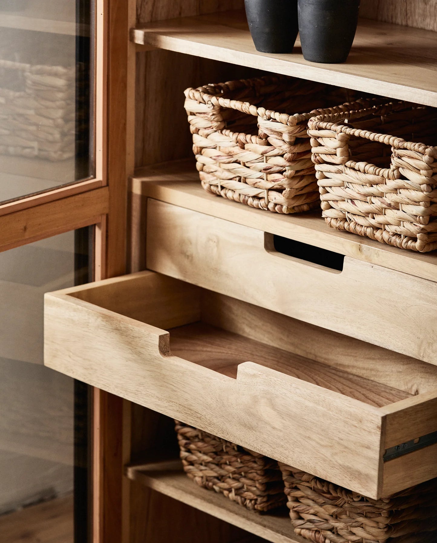 Große Holz Vitrine MAJA in schwarz-natur - cosmali-shop.com