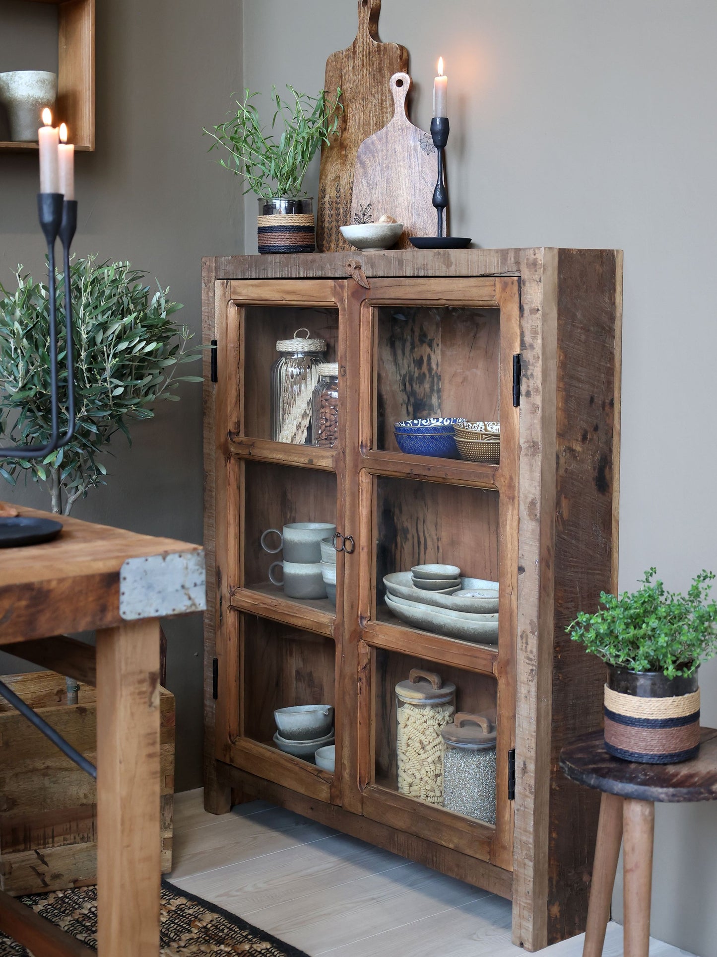 WENDI, schmale Vitrine Altholz - cosmali-shop.de
