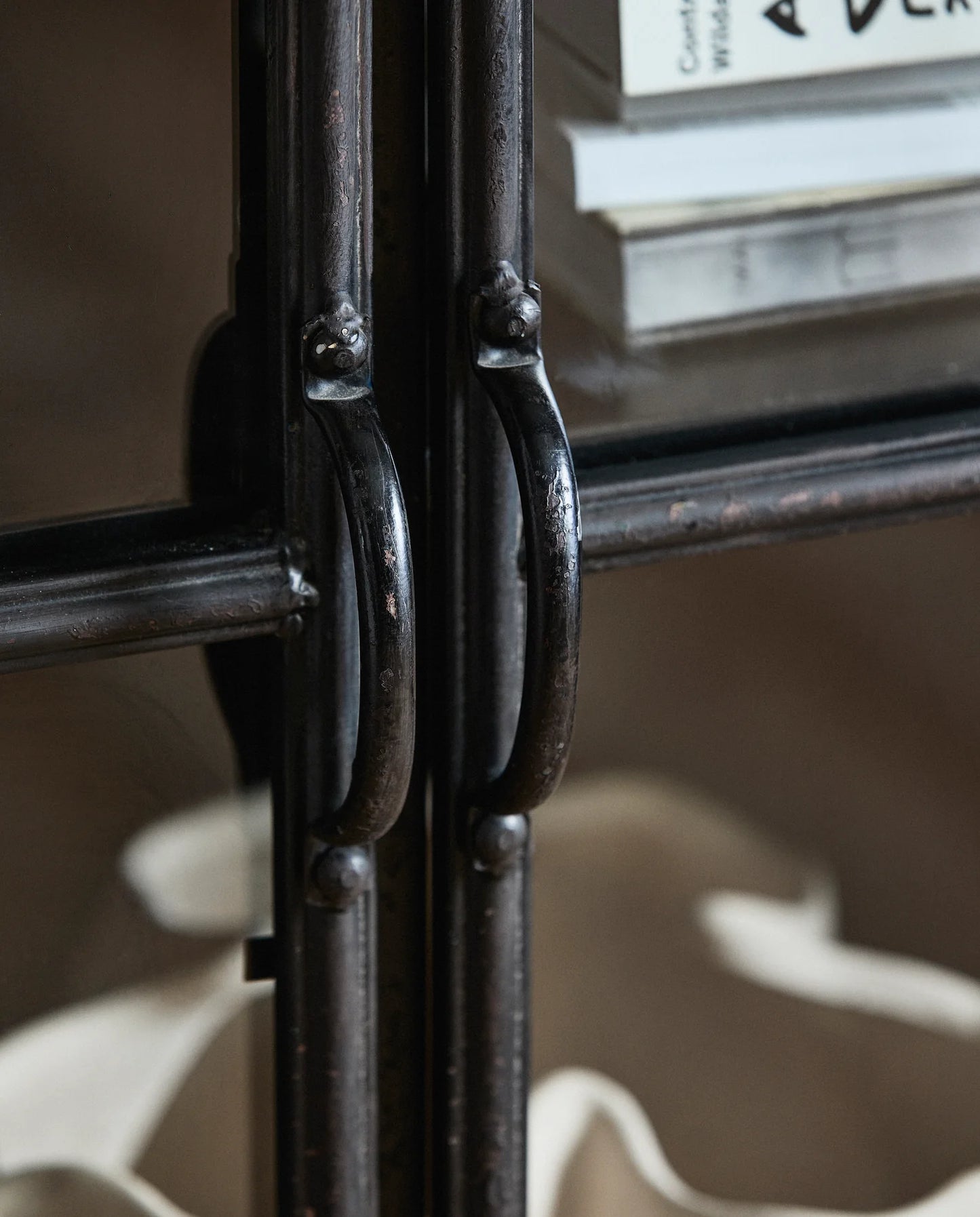 Vintage Sideboard-Vitrine industriell