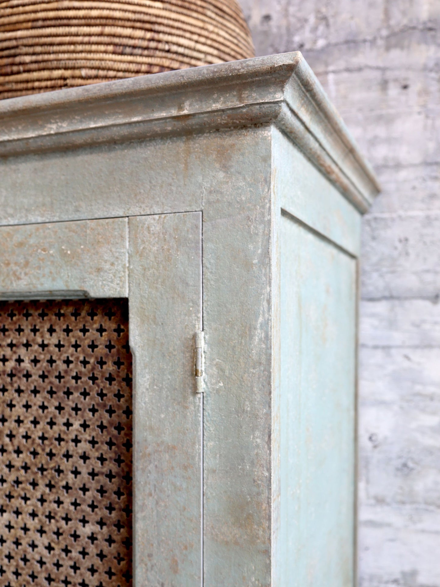 Vintage Schrank ELLI im Landhausstil - cosmali-shop.com