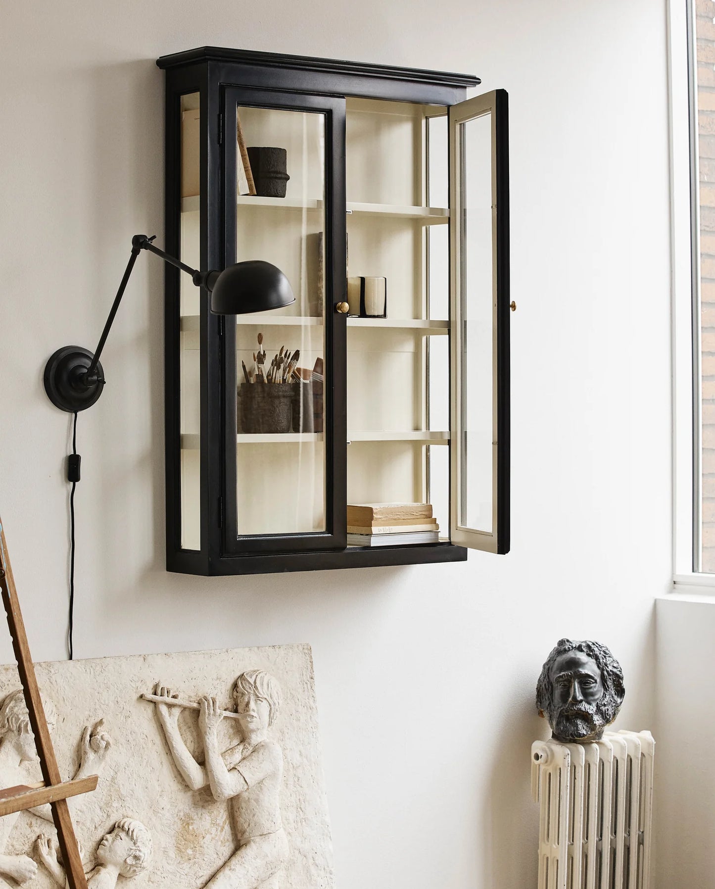 Wandvitrine schwarz-weiß Landhausstil