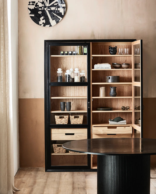 Große Holz Vitrine MAJA in schwarz-natur - cosmali-shop.com