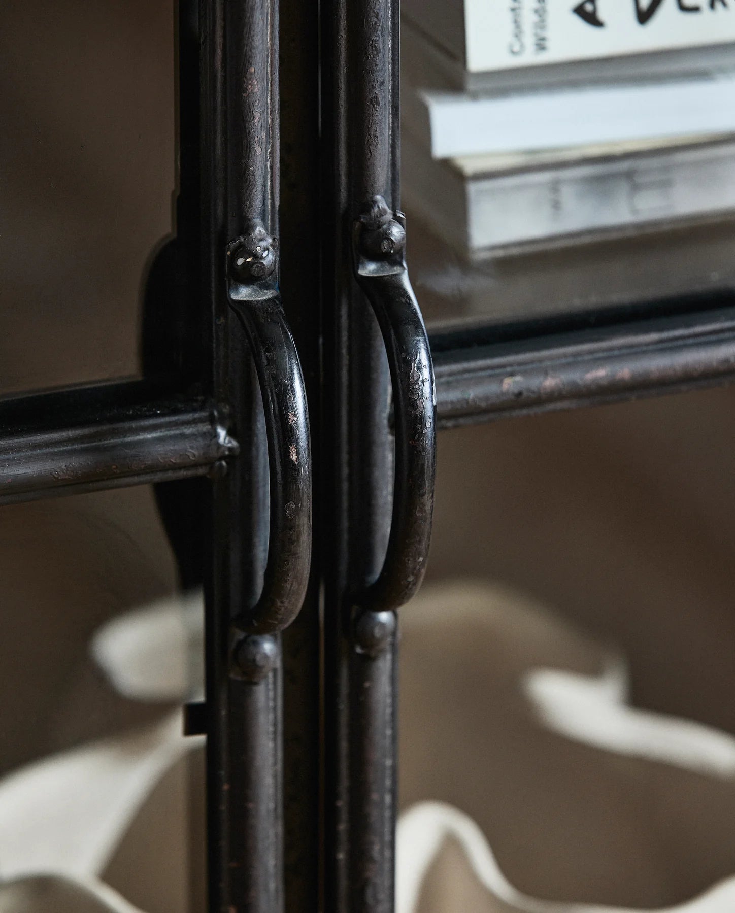 Vintage Sideboard-Vitrine industriell