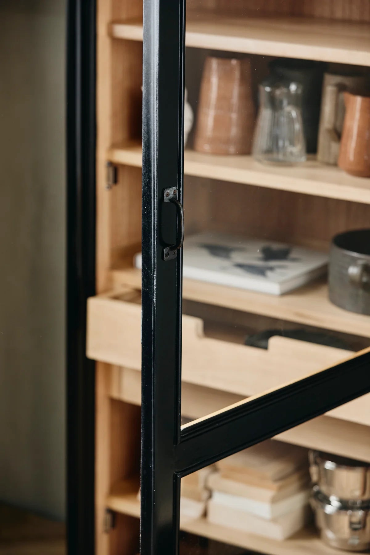 Schmale Holz Vitrine MAJA in schwarz-natur