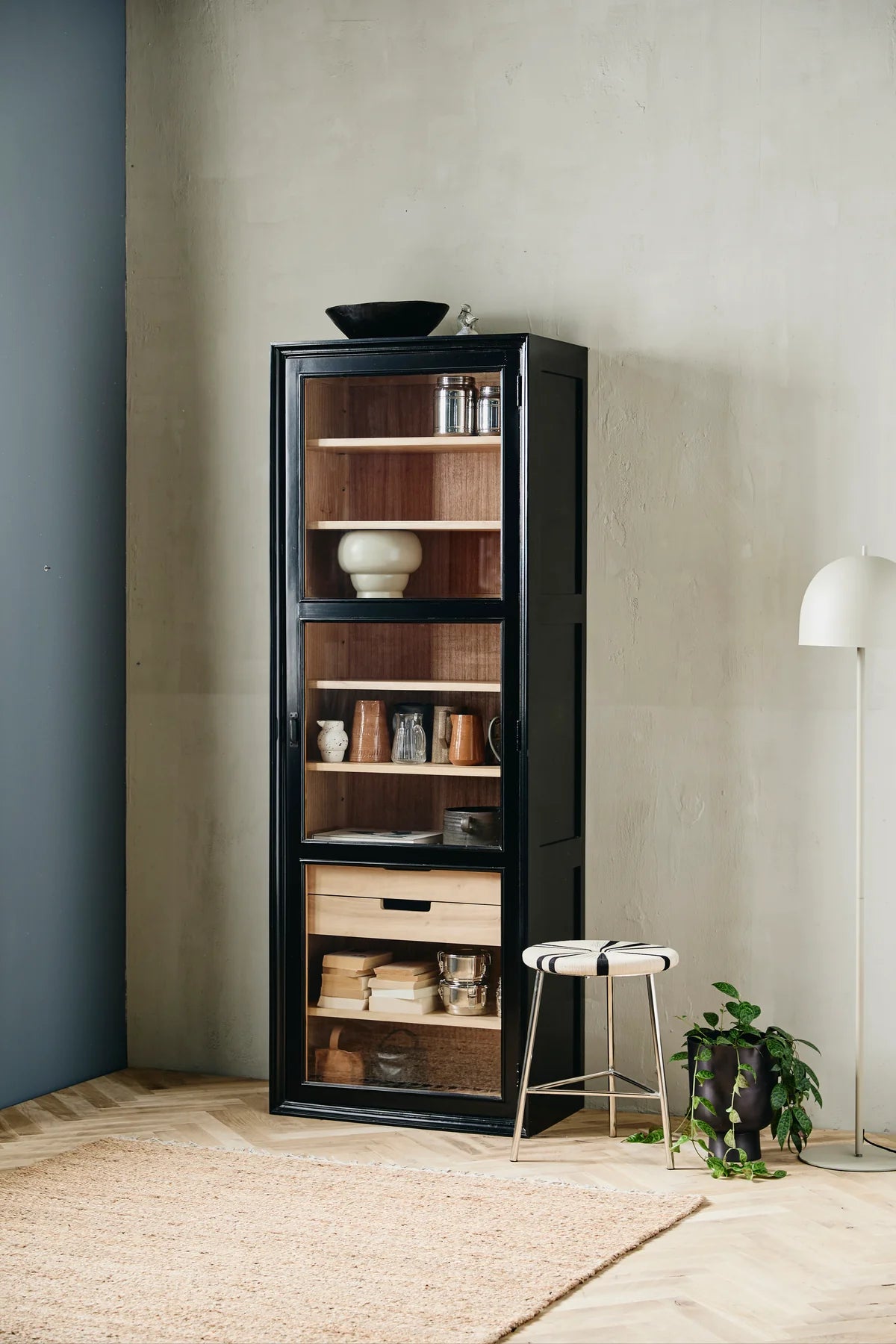 Schmale Holz Vitrine MAJA in schwarz-natur