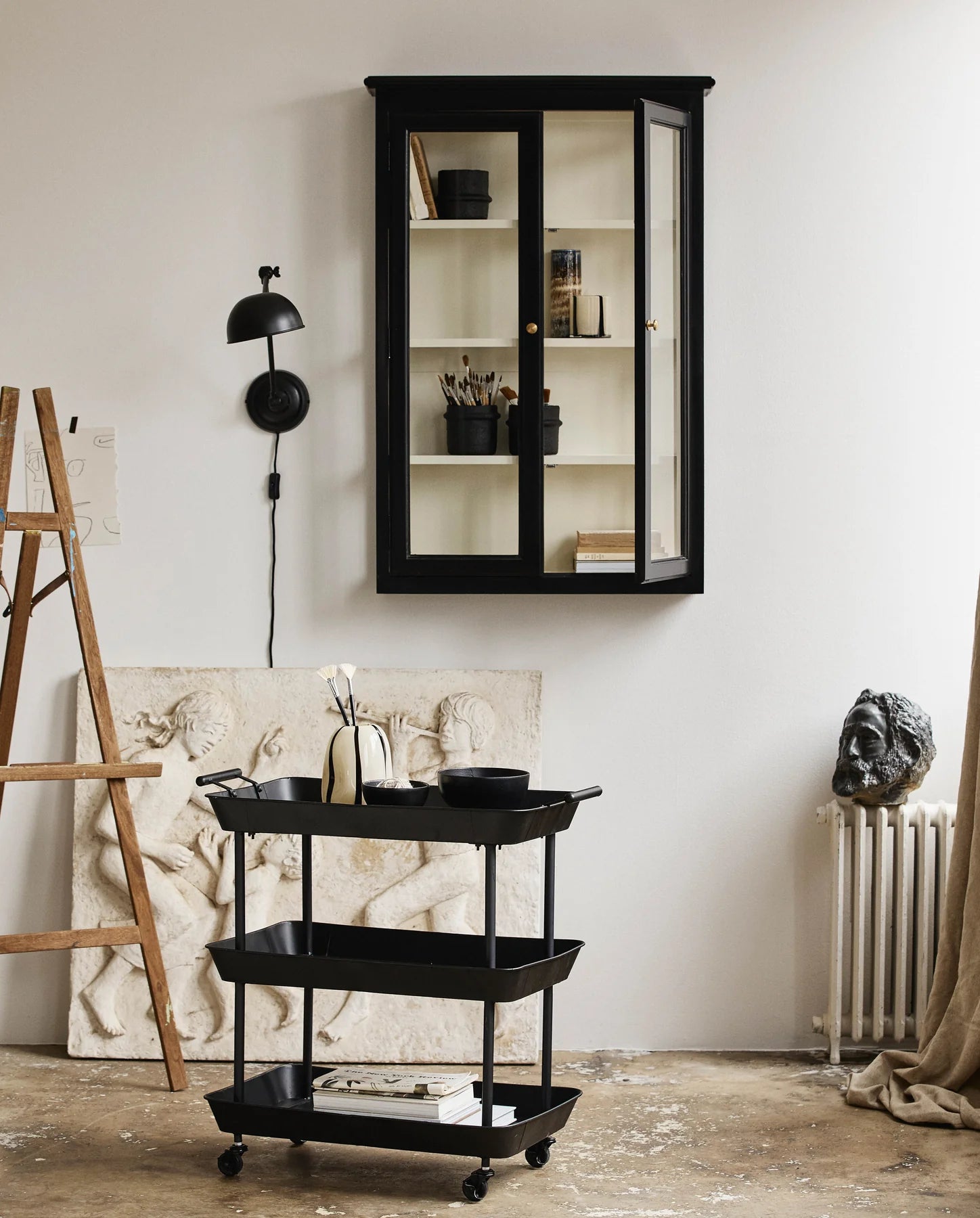 Wandvitrine schwarz-weiß Landhausstil 